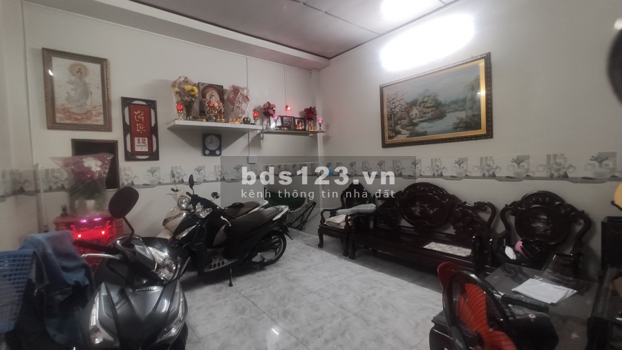 Cần bán nhà mặt tiền thoáng mát, sạch sẽ.
