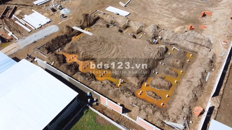 KẸT TIỀN MÙA DỊCH RA GẤP NỀN ĐỐI DIỆN TRƯỜNG THCS THẠNH PHÚ