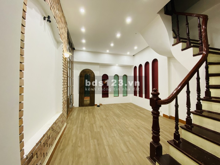 Mặt phố Nguyễn hoàng tôn 61m2 x 4 tầng, 1 hầm showroom, văn phòng, kinh doanh