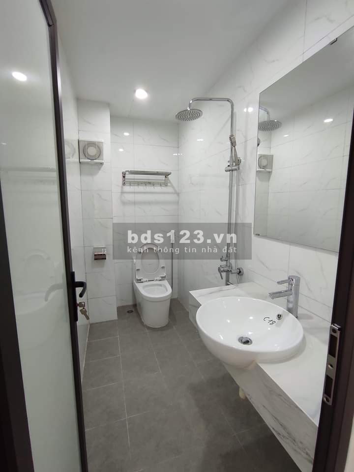 Cần bán nhà Bồ Đề Quận Long Biên hướng Đông Nam diện tích sử dụng 47m giá bán 5 tỷ