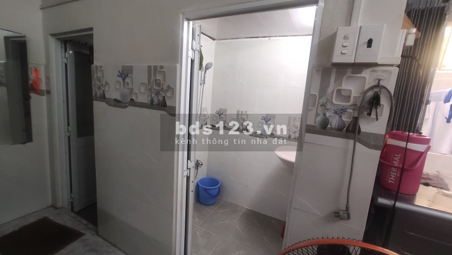 Cần bán nhà mặt tiền thoáng mát, sạch sẽ.