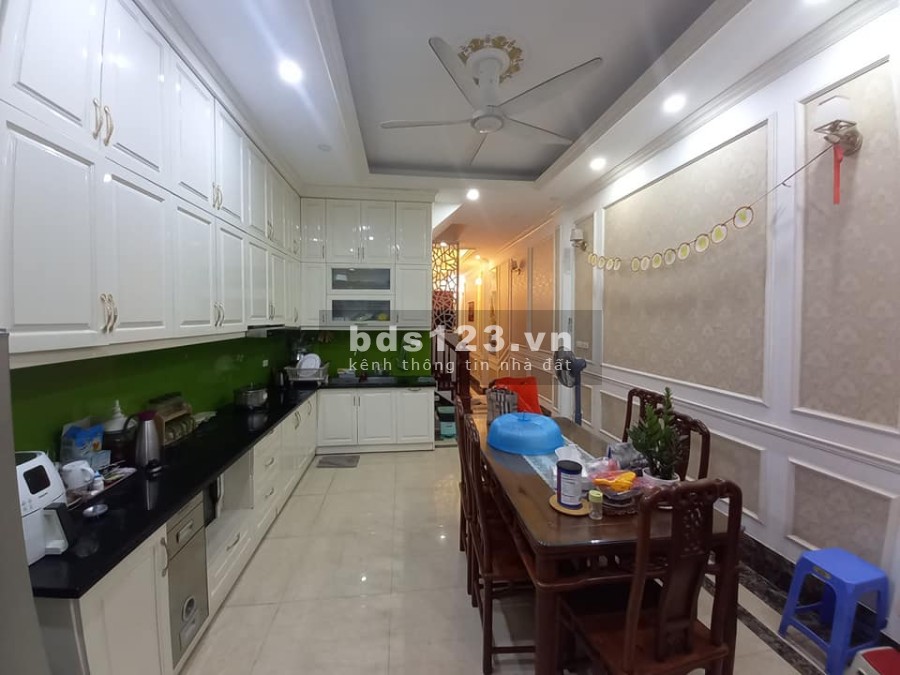 Bán gấp nhà dt 80m2 4 mặt thoáng Quận Cầu Giấy gara 7 chỗ kinh doanh giá bán 12.2 tỉ