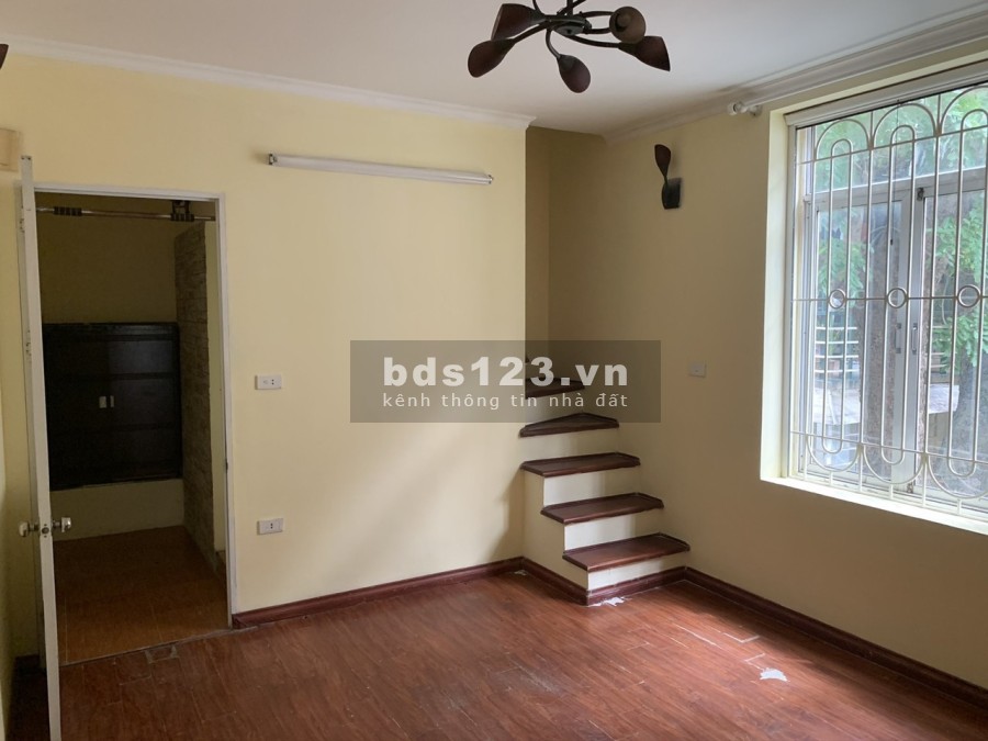 Cho thuê tập thể Kim Liên phố Lương Định Của, căn thông tầng, 3 ngủ, 80m2, đồ gần đủ, 7.5 triệu/tháng. LH 0377983070