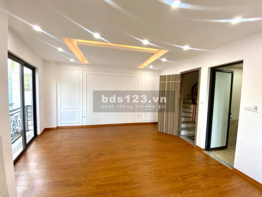 Bán nhà hoa hậu Ngọc Thuỵ, lô góc ô tô đỗ cổng vào nhà, dtsd 40m2, 6 tầng, giá 4.3 tỷ, lhcc