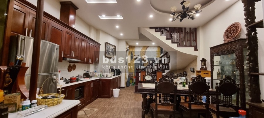 Bán nhà nguyên căn siêu đẹp 10m ra hồ Bồ Đề gần phố dt 50m2, 5 tầng gí 5x tỷ, Long Biên