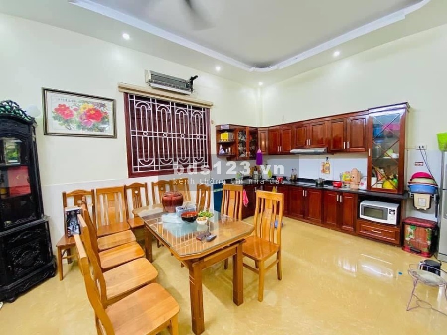 Cần bán nhà mặt phố Bồ Đề, Quận Long Biên, diện tích sử dụng 31m2, 4 tầng, giá bán 4 tỷ
