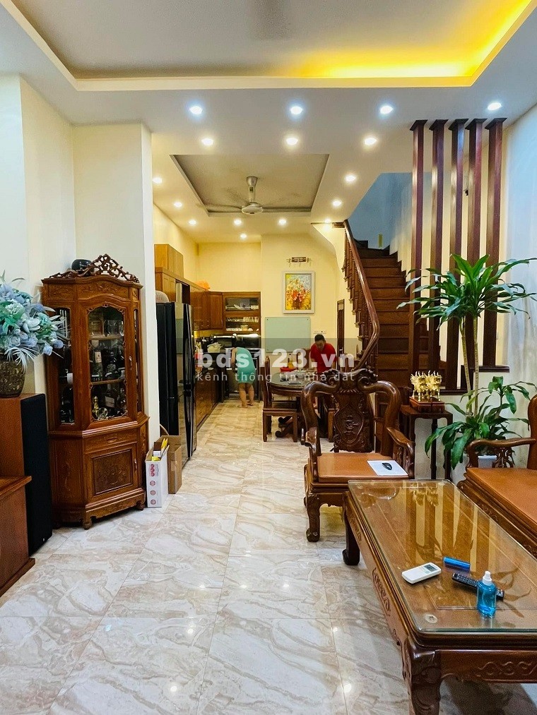Bán nhà nguyên căn chính chủ phố Tư Đỉnh, khu Vip ở sướng, diện tích 43m2, 5 tầng, giá hơn 3 tỷ