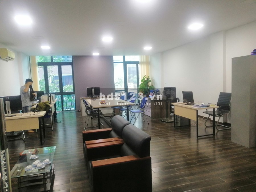 Nhà em đang cần cho thuê mặt sàn tầng 4, diện tích 100m2 cho thuê làm văn phòng, Spa, bán hàng online, studio,...