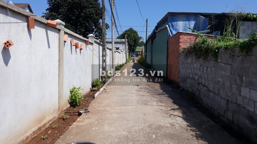 Bán lô đất 1000m2 đất vườn trong khu dân cư gần Quốc Lộ 1A, giá bán chỉ 1.3 tỷ, bàn giao ngay