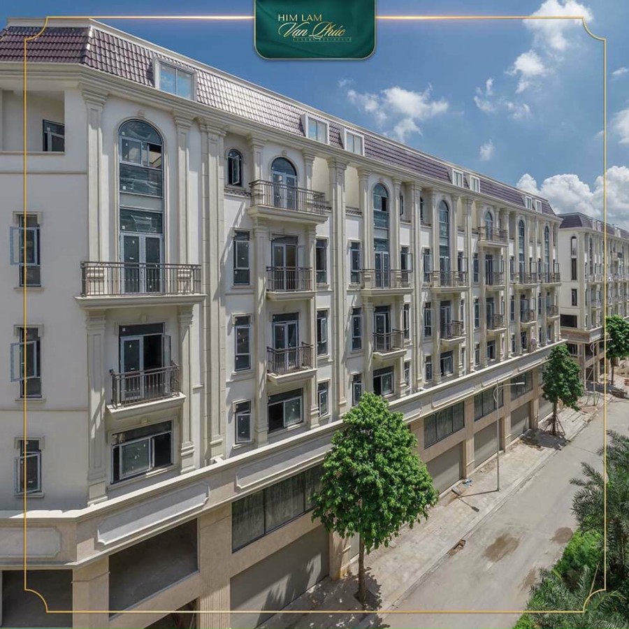 Nhà mặt phố mặt tiền rộng, giao thông tấp lập đường rộng 50m kinh doanh tốt, chỗ để xe rộng rãi còn duy nhất 3 căn