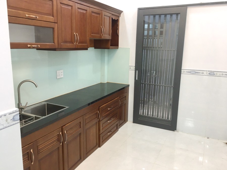 Nhà lô (3.1*12m/nở hậu) hẻm thông đường Hưng Phú P10 Quận 8 đúc kiên cố, có sân thượng