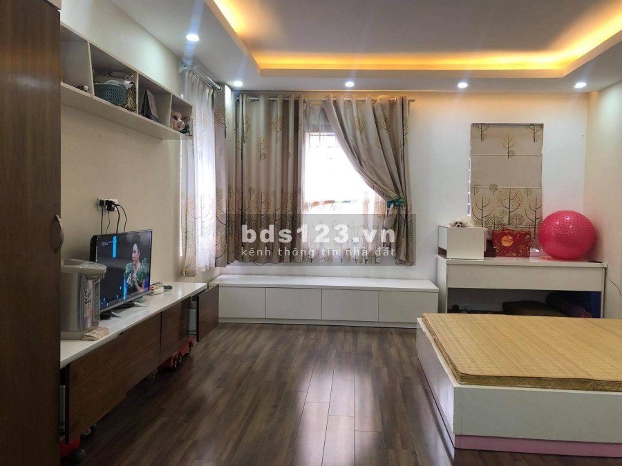 Lạc Long Quân, diện tích sử dụng 39m2 5 tầng, mt 4.5m, lô góc nhà rất mới giá bán 5.8 tỷ