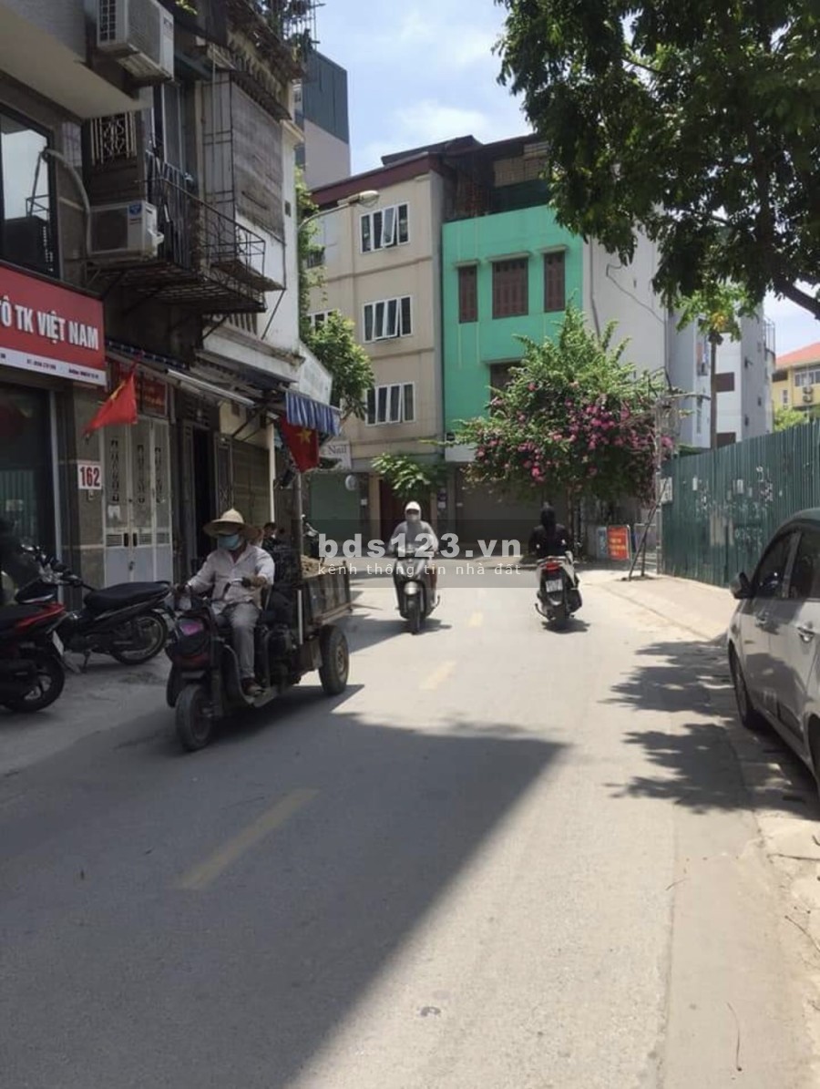 Bán gấp nhà Phố Hoàng Cầu giá 6.3 tỷ, diện tích sử dụng 62m2, 4 tầng, oto cách 5m
