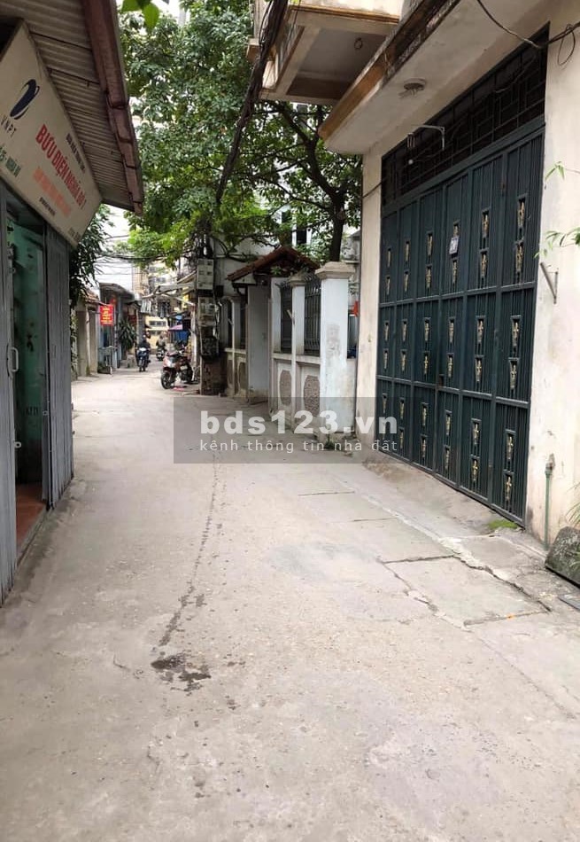Bán mảnh đất vàng đường Hoàng Quốc Việt gần 40m2, giá chỉ nhỉnh 2 tỷ, sổ nét, bàn giao ngay