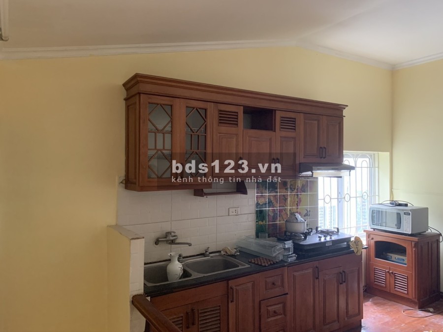 Cho thuê tập thể Kim Liên phố Lương Định Của, căn thông tầng, 3 ngủ, 80m2, đồ gần đủ, 7.5 triệu/tháng. LH 0377983070