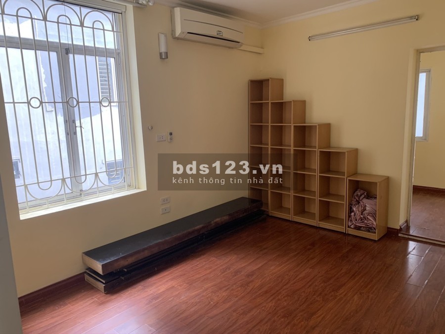Cho thuê tập thể Kim Liên phố Lương Định Của, căn thông tầng, 3 ngủ, 80m2, đồ gần đủ, 7.5 triệu/tháng. LH 0377983070