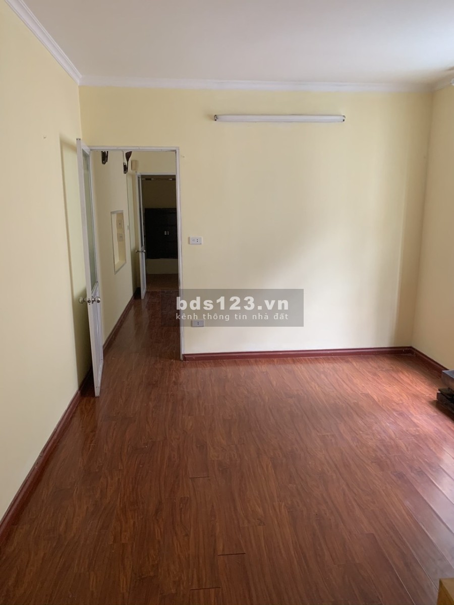 Cho thuê tập thể Kim Liên phố Lương Định Của, căn thông tầng, 3 ngủ, 80m2, đồ gần đủ, 7.5 triệu/tháng. LH 0377983070