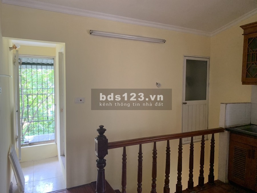 Cho thuê tập thể Kim Liên phố Lương Định Của, căn thông tầng, 3 ngủ, 80m2, đồ gần đủ, 7.5 triệu/tháng. LH 0377983070