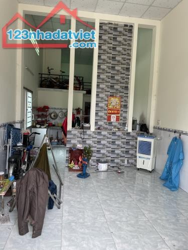 Gia đình thiếu vốn mở rộng kinh doanh nên cần bán 2 dãy trọ 14P+2KIOT, SHR, dân đông, an ninh tốt.