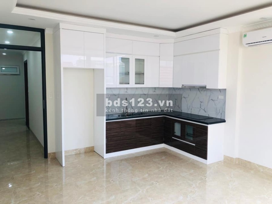 Bán nhà Lô góc Lạc Long Quân, Cầu Giấy. DT 39m2x5T, MT 4m5. Gía 5.9Tỷ. Nhà Cực đẹp Ôtô qua nhà
