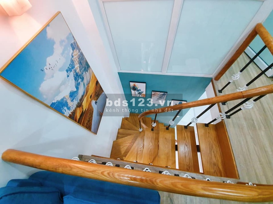 Chỉ 1.98 tỷ, siêu phẩm Ngã Tư Sở, ô tô đỗ cổng, 10m ra mặt phố diện tích 35m2 2 tầng Sổ đỏ nét căng