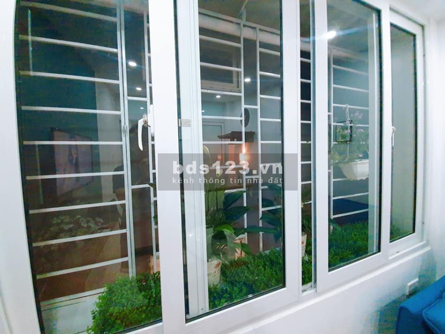 Chỉ 1.98 tỷ, siêu phẩm Ngã Tư Sở, ô tô đỗ cổng, 10m ra mặt phố diện tích 35m2 2 tầng Sổ đỏ nét căng