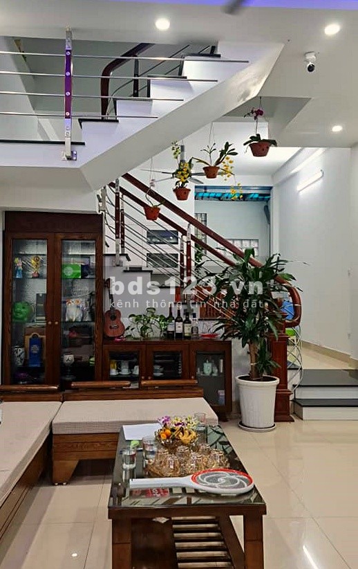 Bán nhà Hà Cầu Quận Hà Đông 3 mặt thoáng, một bước ra chợ, giá 3.5 tỷ, thương lượng