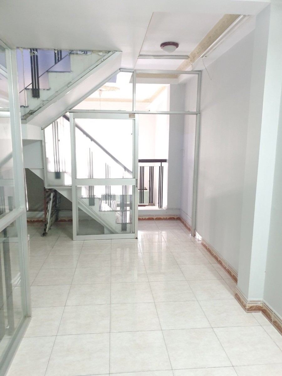 Cho thuê nguyên căn mặt tiền đường 783 Tạ Quang Bửu P4 Quận 8 3 tầng, sân thượng lớn