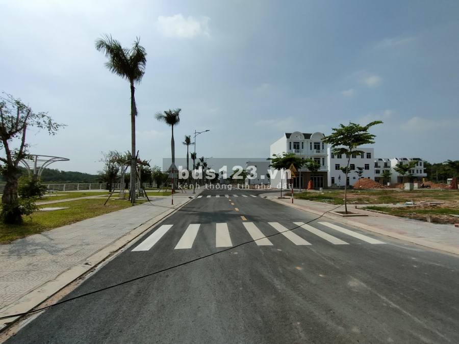 Cần bán căn nhà 1 trệt 2 lầu tại VSIP-2 Phú Chánh, thành phố mới Bình Dương sổ sẵn