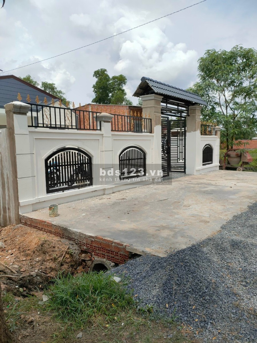 Cần bán biệt thự nhà vườn xã Trung Lập Hạ nhà mới DT 750m2 khu dân cư đông 1/ TL7 vào 500m