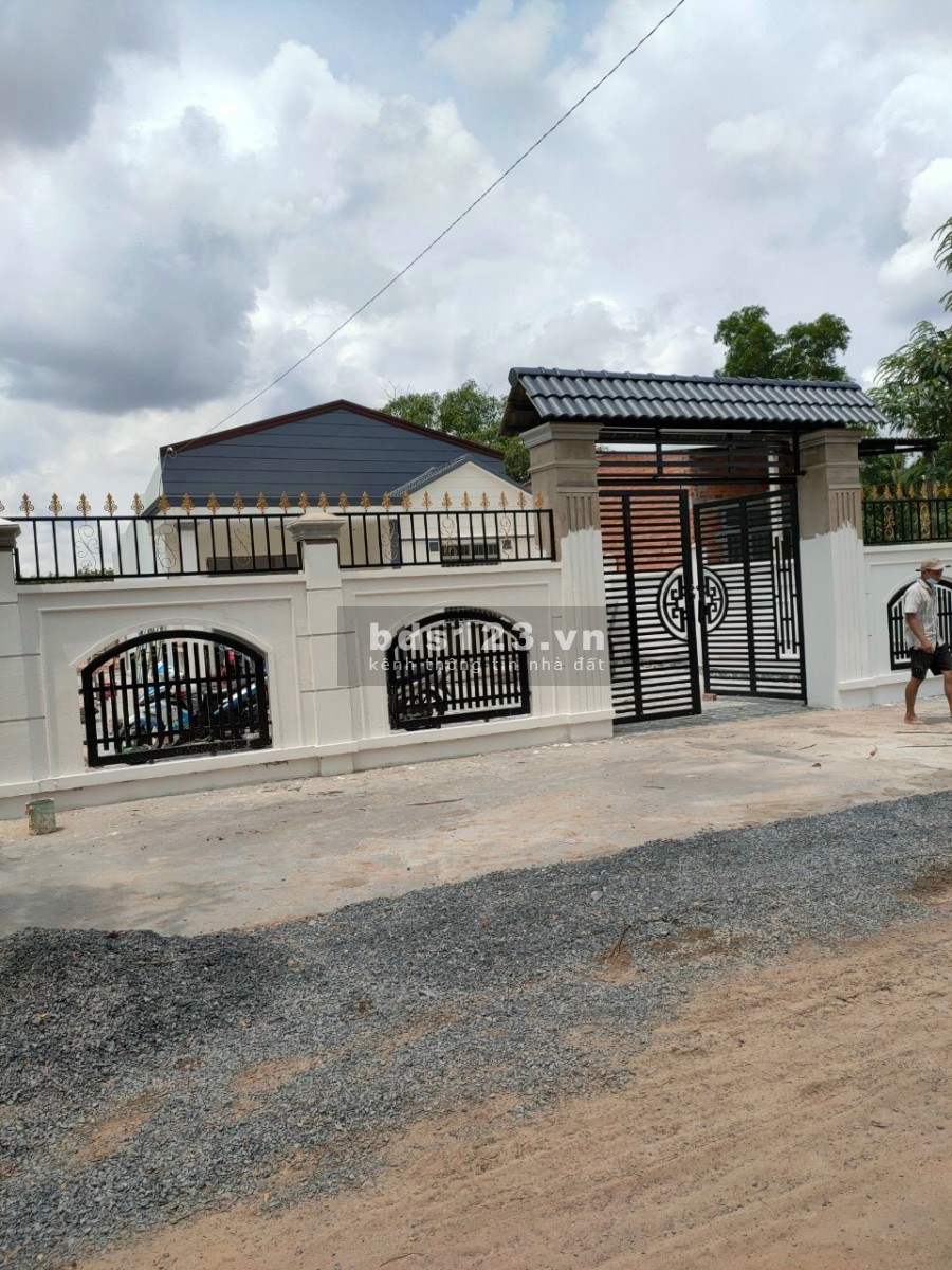 Cần bán biệt thự nhà vườn xã Trung Lập Hạ nhà mới DT 750m2 khu dân cư đông 1/ TL7 vào 500m