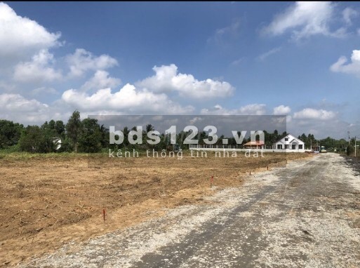 Ông chú Ngợp đất bán gấp lô đất 2 mặt tiền trung tâm Đức Hoà giá bán chỉ 900 triệu