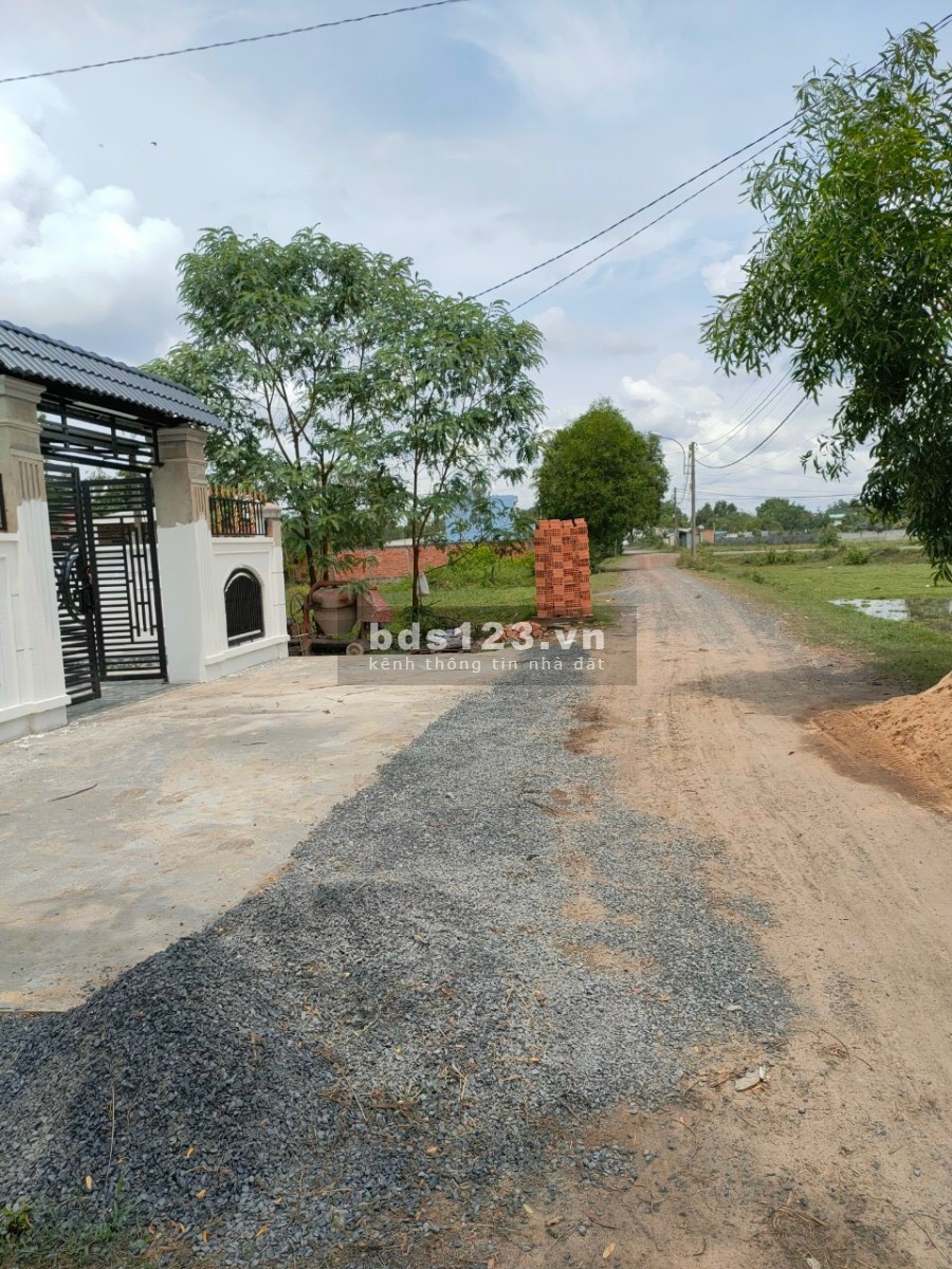Cần bán biệt thự nhà vườn xã Trung Lập Hạ nhà mới DT 750m2 khu dân cư đông 1/ TL7 vào 500m