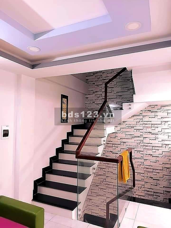 Bán nhà mới xây Quận Tân Phú 60m2 giá rẻ chỉ 6 tỷ hẻm xe hơi