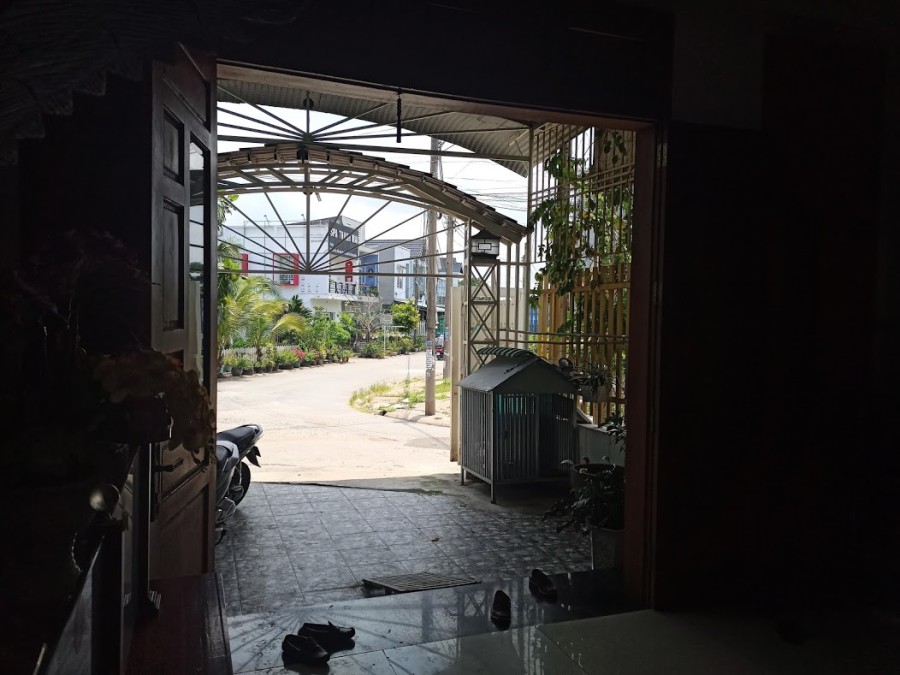 Nhà 1 trệt 1 lầu Bửu Hoà ngang 6m, xây dựng kiên cố, gần công ty Pouchen, đường nhựa trước nhà 8m