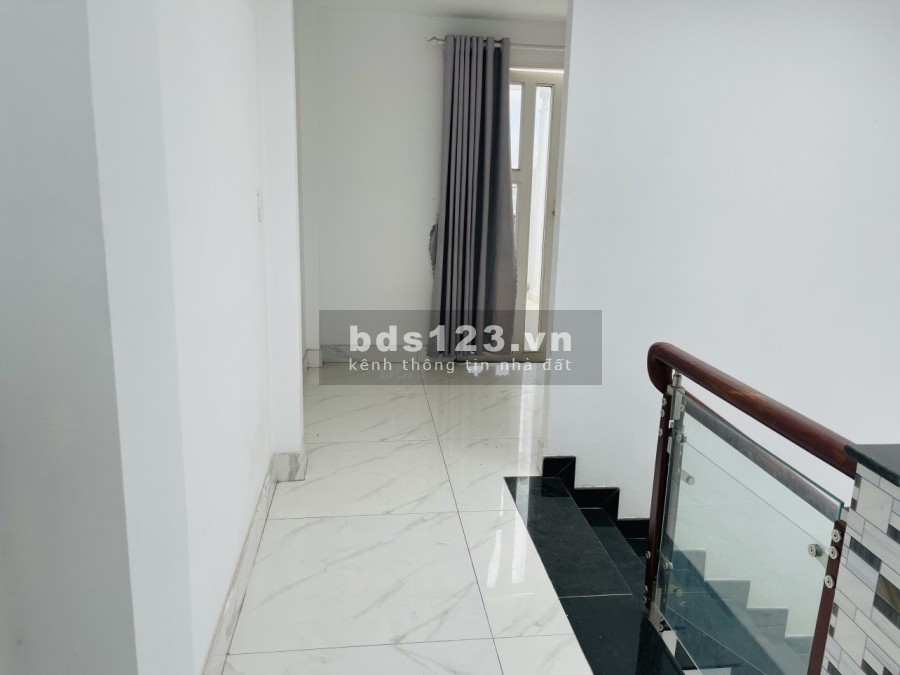Bán nhà phố 3 lầu, full nội thất, gần chợ Minh Phát, ngân hàng hỗ trợ 70% hỗ trợ pháp lý