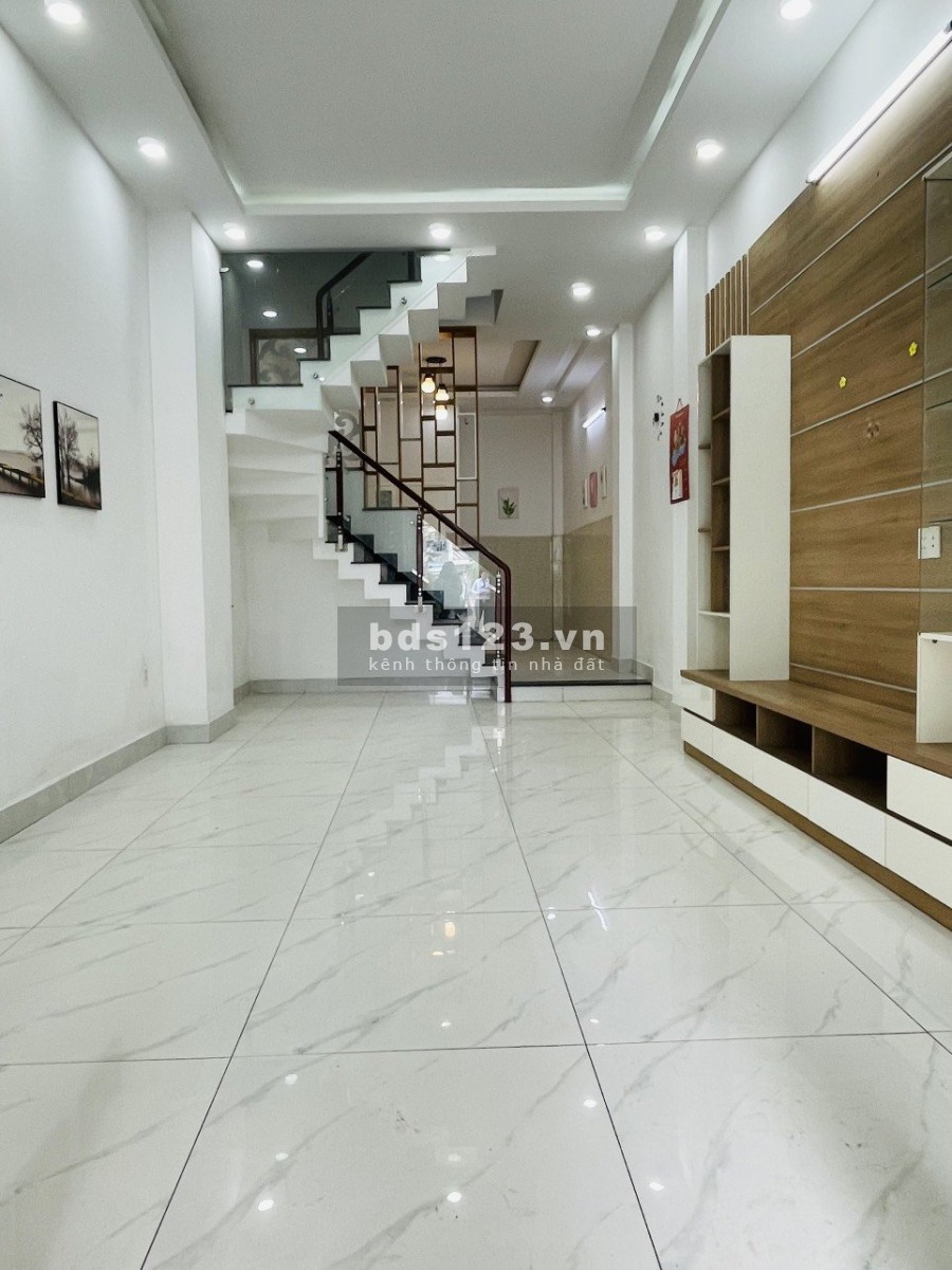Bán nhà phố 3 lầu, full nội thất, gần chợ Minh Phát, ngân hàng hỗ trợ 70% hỗ trợ pháp lý