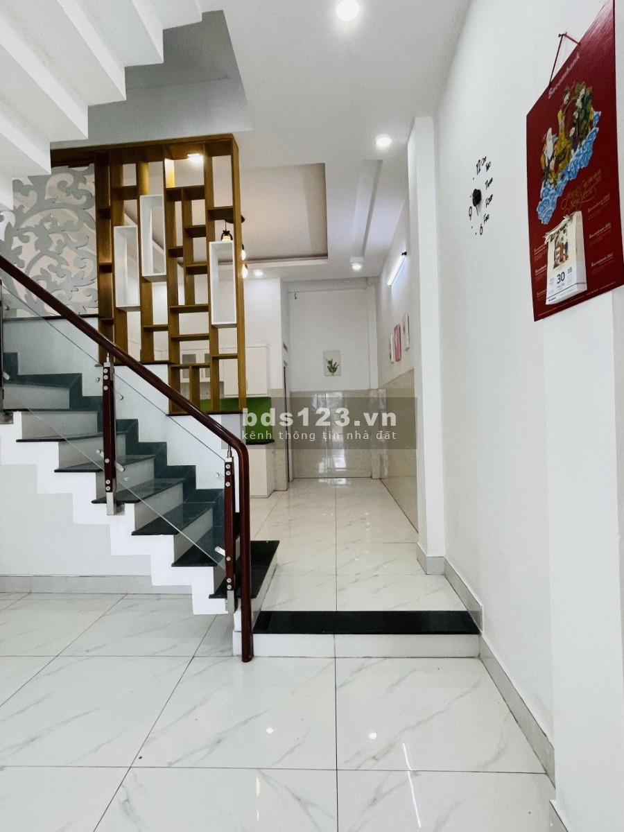 Bán nhà phố 3 lầu, full nội thất, gần chợ Minh Phát, ngân hàng hỗ trợ 70% hỗ trợ pháp lý
