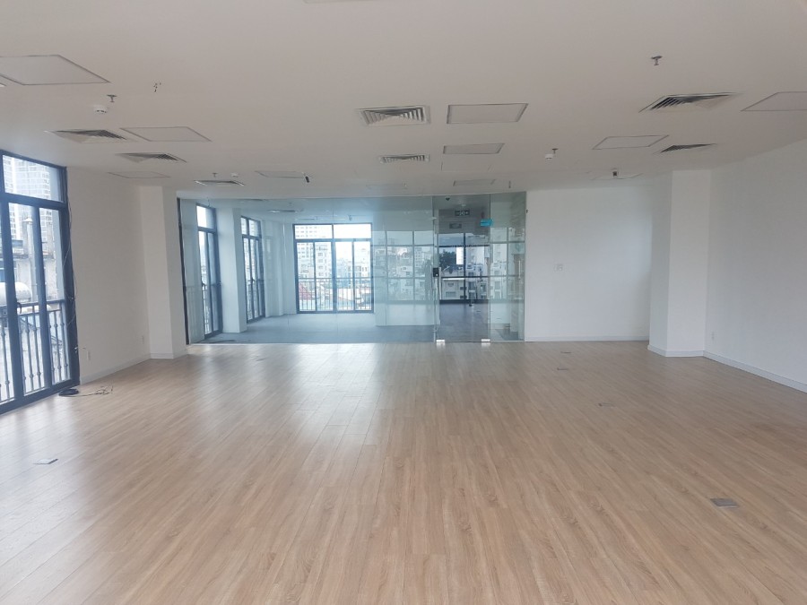 Còn duy nhất sàn 160m2 khu vực Q1, đã lót sàn đầy đủ, sàn vuông vứt + 3 mặt kính siêu đẹp