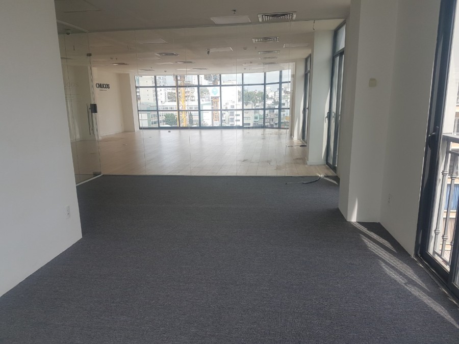 Còn duy nhất sàn 160m2 khu vực Q1, đã lót sàn đầy đủ, sàn vuông vứt + 3 mặt kính siêu đẹp