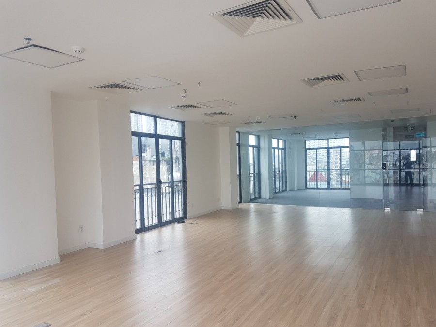 Còn duy nhất sàn 160m2 khu vực Q1, đã lót sàn đầy đủ, sàn vuông vứt + 3 mặt kính siêu đẹp