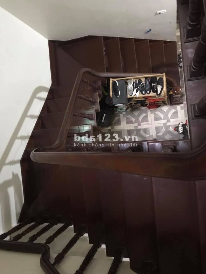 Bán gấp nhà Cầu Giấy dt 65m2, 3 tầng, lô góc 2 mặt ngõ, full nội thất gỗ Đinh Hương xịn, chỉ 6,5 tỷ