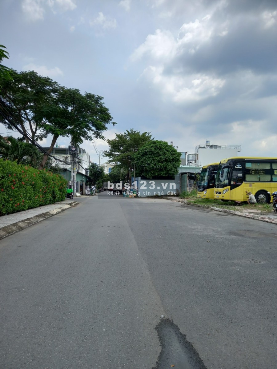 Nhà Phố 300m2, 4PN, 6WC, Sân Để ÔTô Ngay Khu Garden Homes, Đô Thị Vạn Phúc, Ngã Tư Bình Triệu