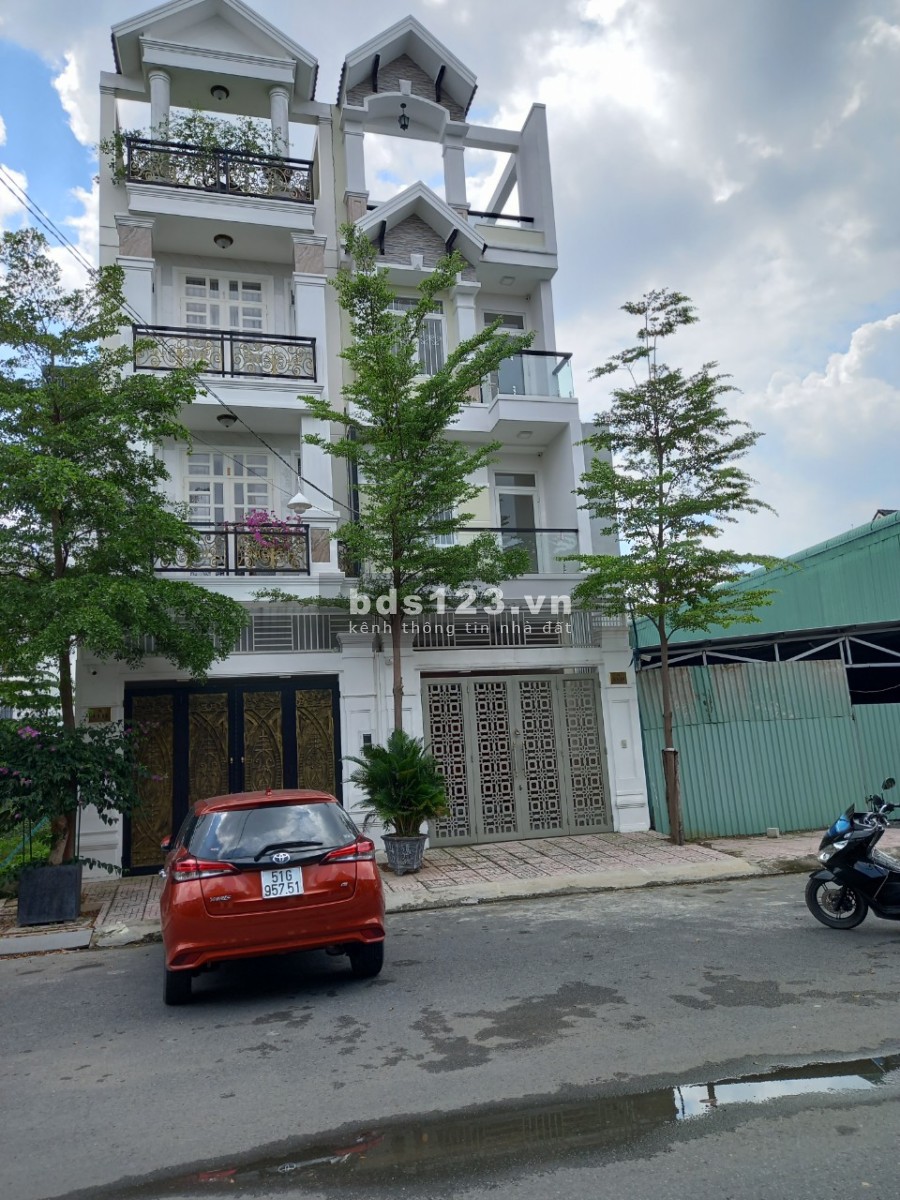 Nhà Phố 300m2, 4PN, 6WC, Sân Để ÔTô Ngay Khu Garden Homes, Đô Thị Vạn Phúc, Ngã Tư Bình Triệu