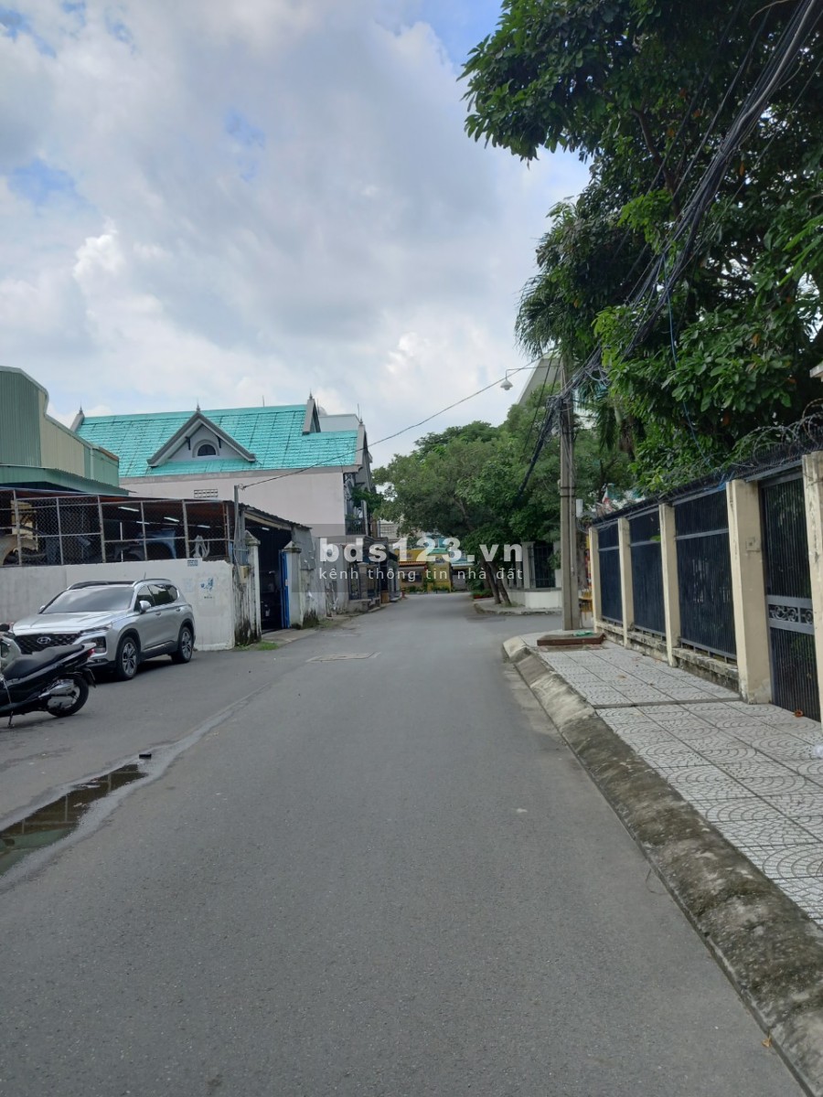 Nhà Phố 300m2, 4PN, 6WC, Sân Để ÔTô Ngay Khu Garden Homes, Đô Thị Vạn Phúc, Ngã Tư Bình Triệu