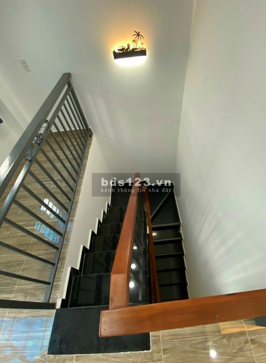 Bán nhà Đông Hồ, diện tích 20m2, hẻm xe hơi, ngang 5m, Tân Bình giá bán chỉ 2 tỷ 55