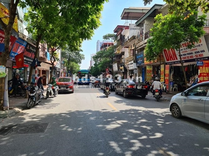 Nhà mặt phố ngõ 298 Ngọc Lâm, kinh doanh sầm uất, giá bán 7.7 tỷ, liên hệ 0943099577