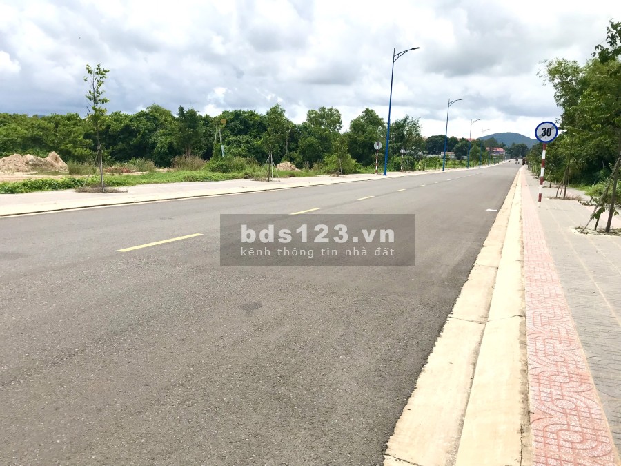 Đất nền sổ đỏ cạnh Trung tâm hành chính huyện Đất Đỏ, mặt tiền đường 18m