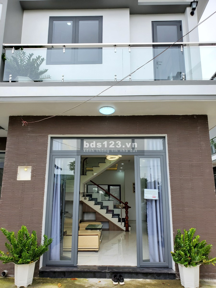 Nhà đẹp nội thất cao cấp sổ hồng riêng cách Chợ và UBND Hưng Long 900m bàn giao ngay
