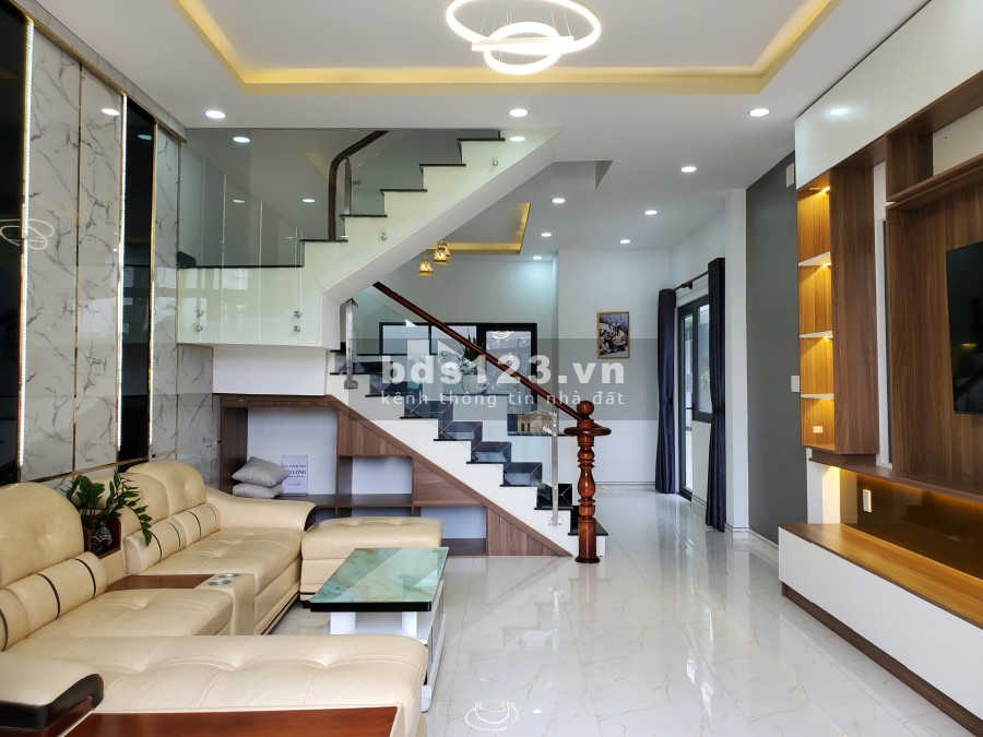 Nhà đẹp nội thất cao cấp sổ hồng riêng cách Chợ và UBND Hưng Long 900m bàn giao ngay